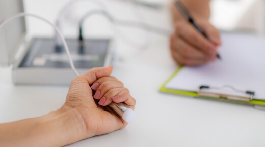 Eine Frau bei einer Quantum Resonanz Analyse